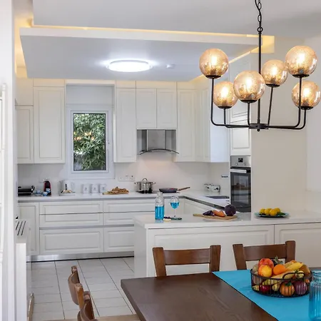 Accomoteleia Crystal Lagoon Villa 4*