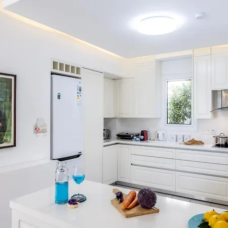 Accomoteleia Crystal Lagoon Villa 4*