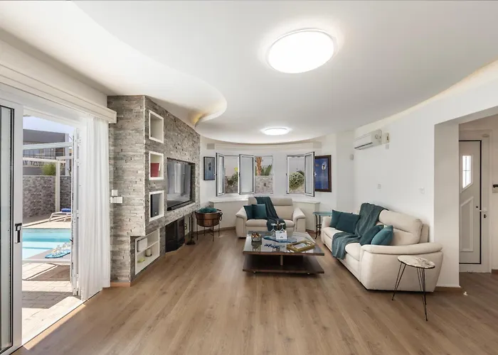 Accomoteleia Crystal Lagoon Villa 4*