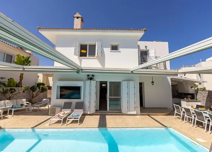 Accomoteleia Crystal Lagoon Villa