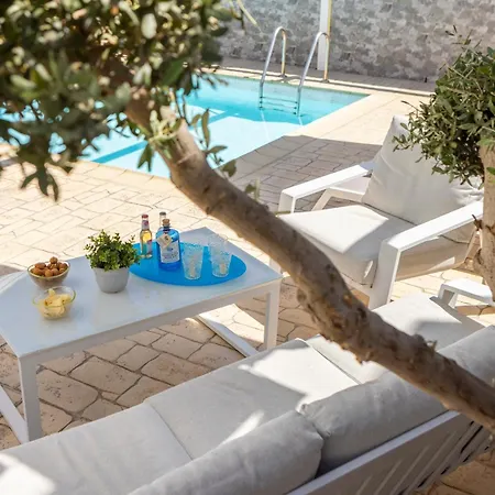 Accomoteleia Crystal Lagoon Willa 4*